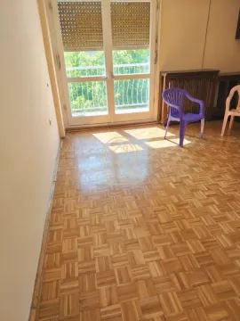 Prazna soba sa parketom i izlazom na terasu. - image 4