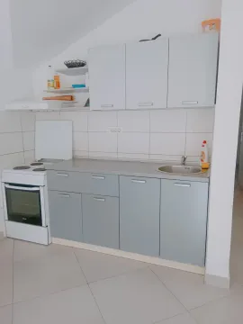 Manja kuhinja sa bijelim elementima i šporetom. - image 2