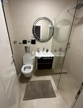 Moderno kupatilo sa tuš kabinom, konzolnom šoljom i umivaonikom. - image 7