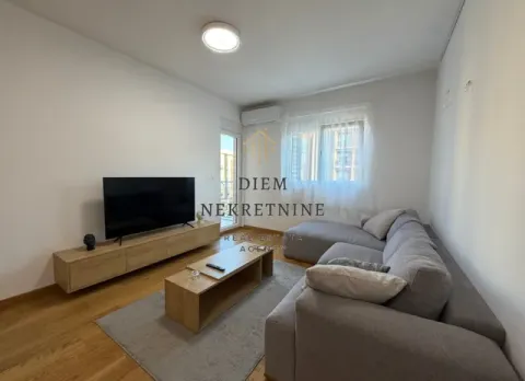Dnevna soba sa garniturom, TV komodom i tepihom. - image 4