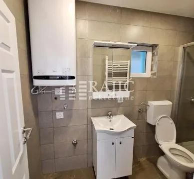 Manje kupatilo sa umivaonikom, WC šoljom, bojlerom i tuš kabinom. - image 7