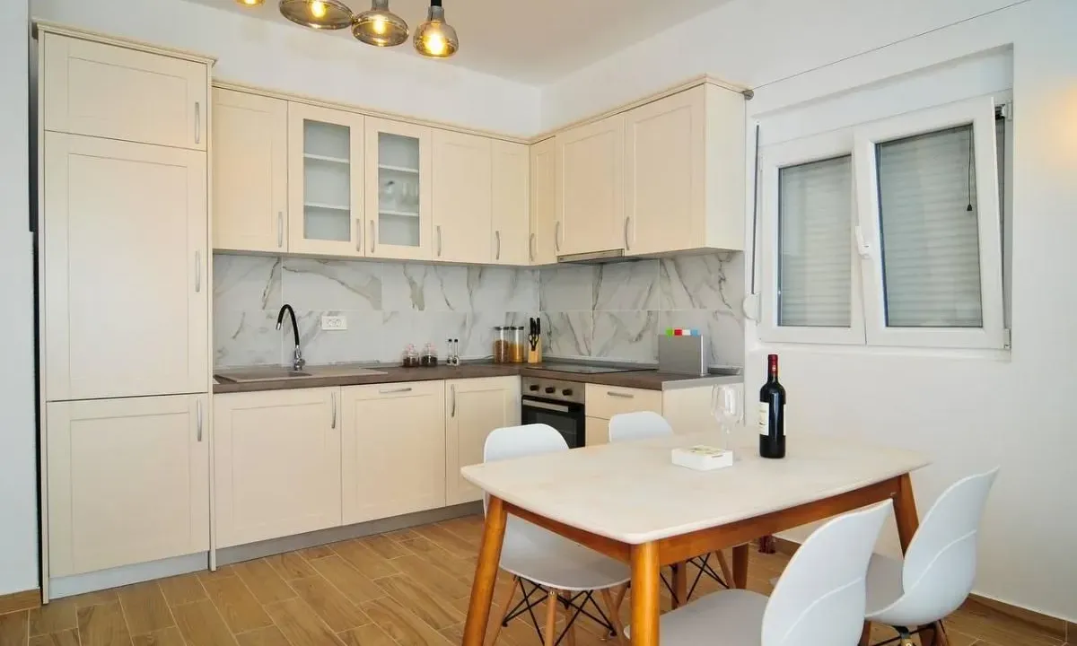 Izdavanje, dvosoban stan, 95m², Mrčevac, Tivat