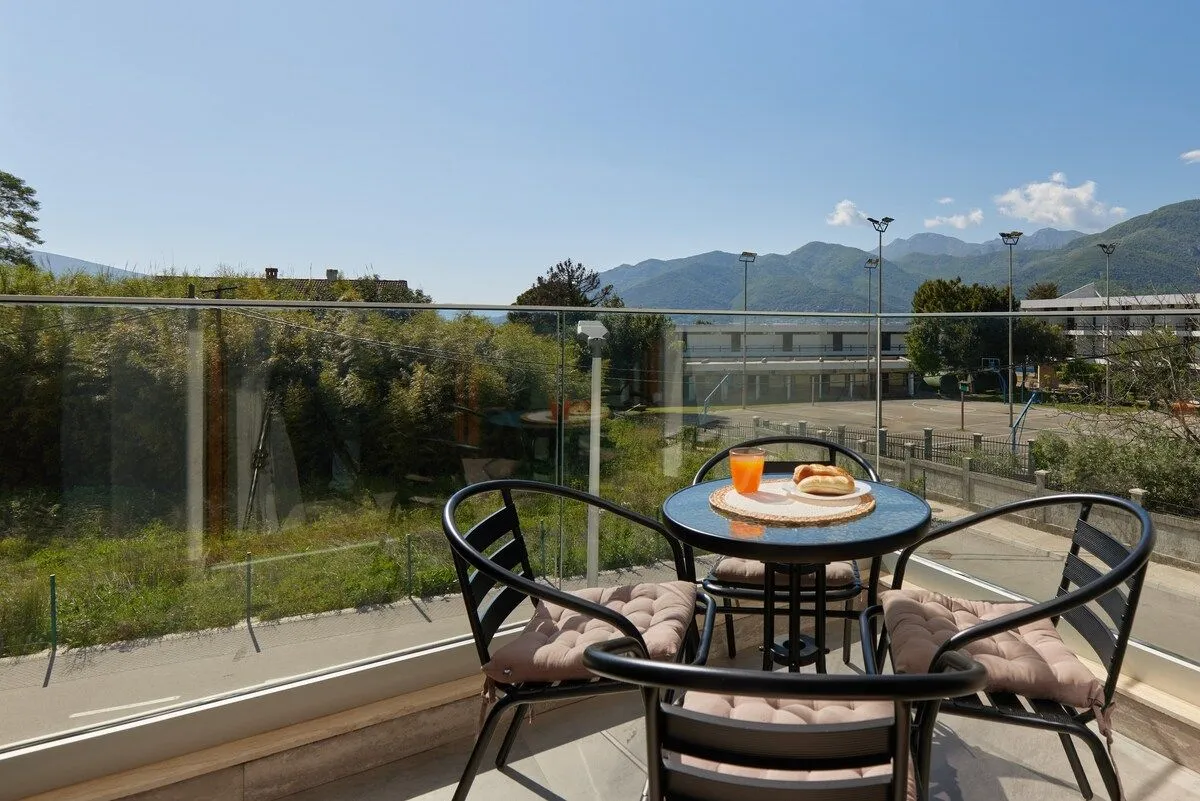 Izdavanje, dvosoban stan, 70m², Tivat, Crna Gora