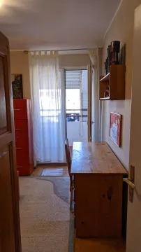 Soba sa drvenim radnim stolom i izlazom na balkon. - image 30