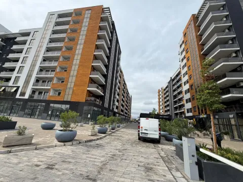 Moderne stambene zgrade sa popločanim dvorištem i zasađenim rastinjem. - image 3