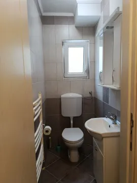 Manje kupatilo sa sanitarijama i pločicama. - image 7