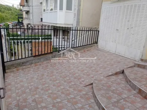 Izdavanje, kuća, 180m², Čukarica, Beograd - image 15