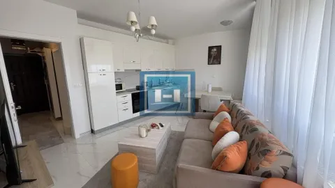 Dnevna soba sa garniturom, trpezarijskim stolom i ugradnom kuhinjom u pozadini. - image 3