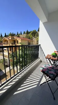 Namještena terasa sa garniturom za sedenje i pogledom na okolinu. - image 13