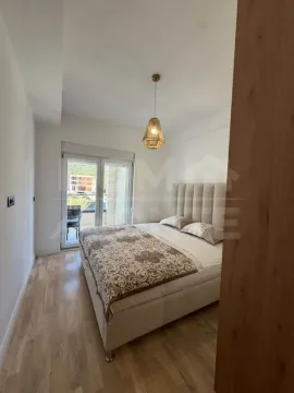 Bright bedroom with a double bed and access to the terrace. - image 6