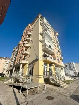 Pogled na spoljašnjost stambene zgrade sa stepeništem i rampom za pristup. - image 7