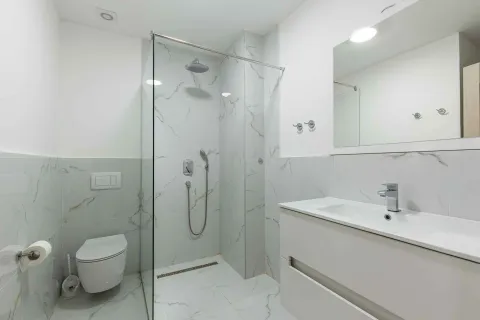 Moderne kupatilo sa tuš kabinom, umivaonikom i toaletom. - image 18
