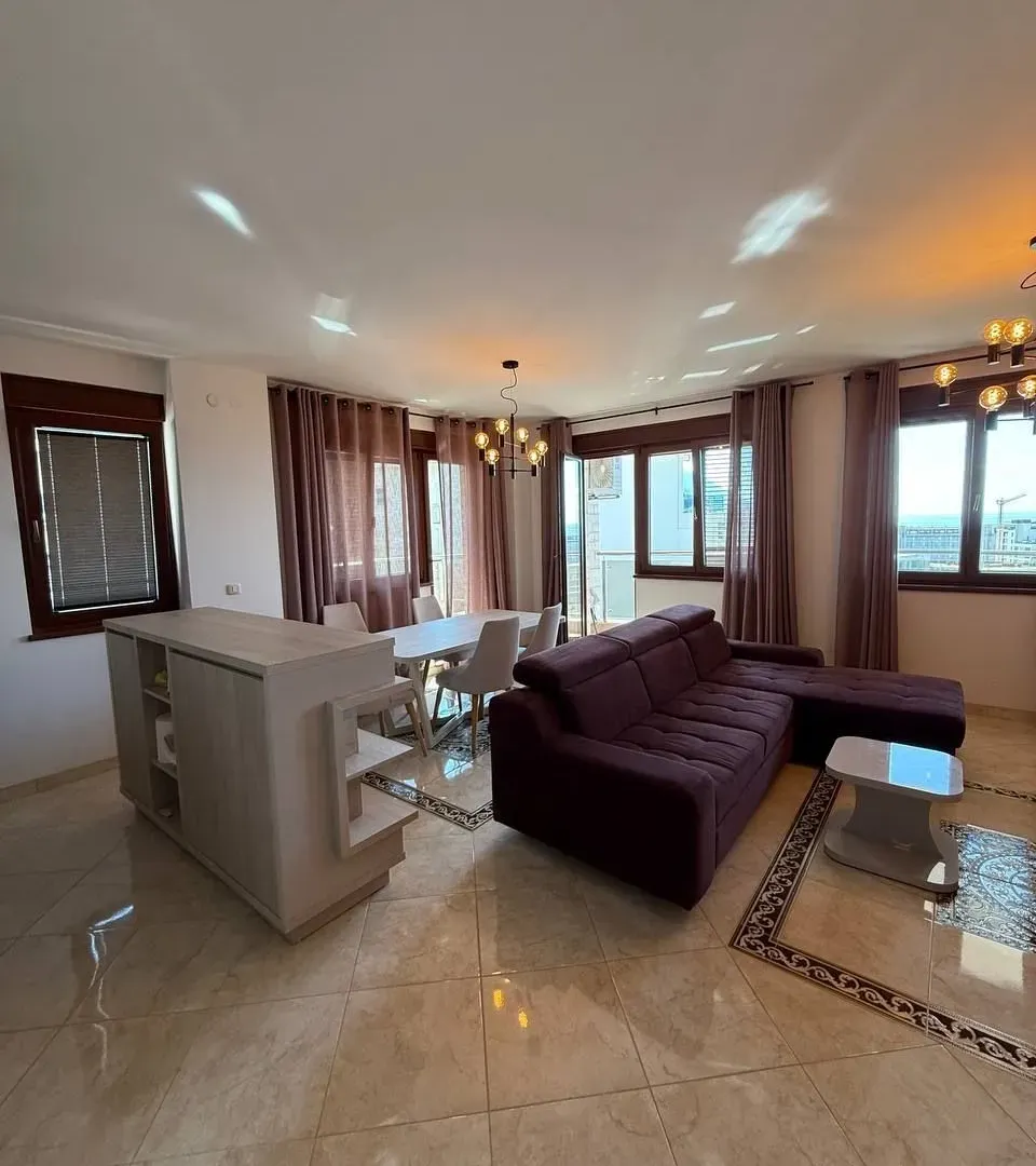 Izdavanje, dvosoban stan, 120m², Bečići, Budva