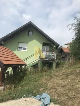 Pogled na spoljašnjost kuće sa dvorištem. - image 2