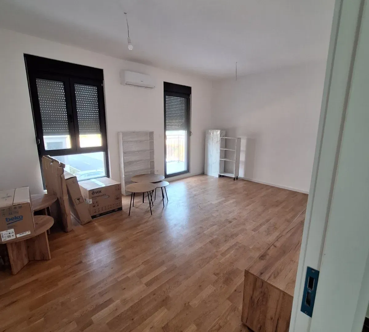 Izdavanje, dvosoban stan, 64m², Tološi, Podgorica