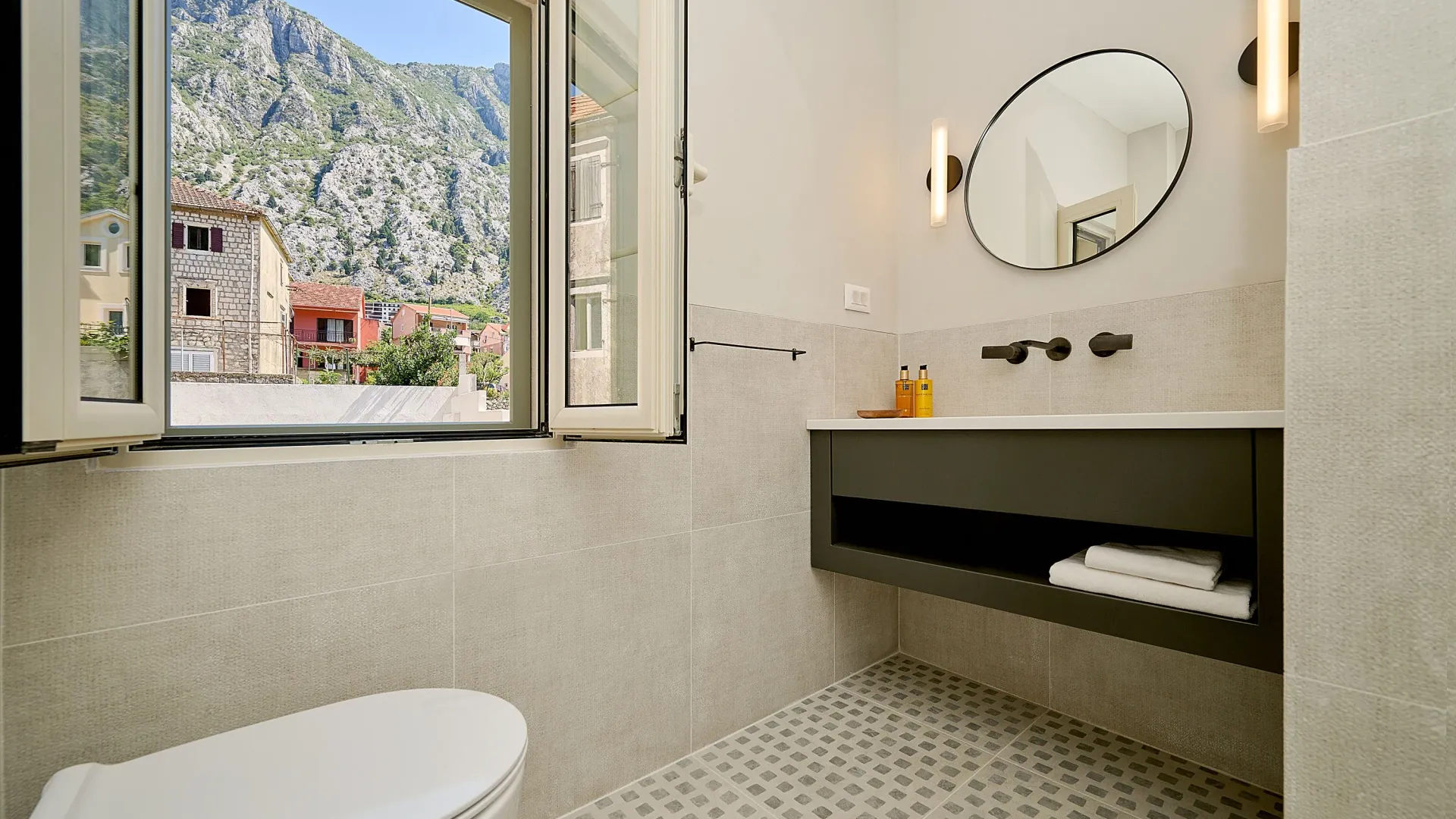 Izdavanje, kuća, 200m², Dobrota, Kotor