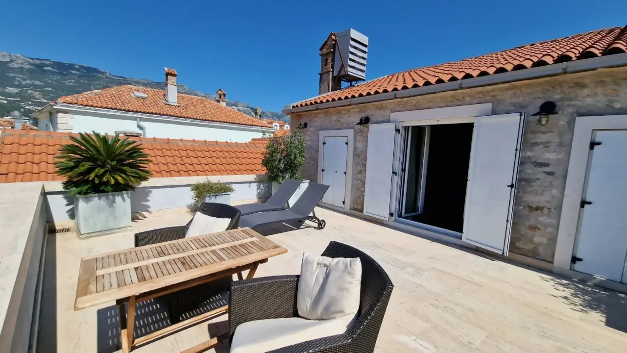 Sale, house, 288m², Stari Grad, Budva