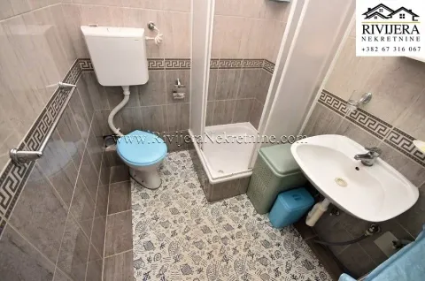 Manje kupatilo sa tuš kabinom, umivaonikom i toaletom. - image 7