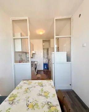 Trpezarija sa pogledom na kuhinju odvojenu staklenom pregradom. - image 3