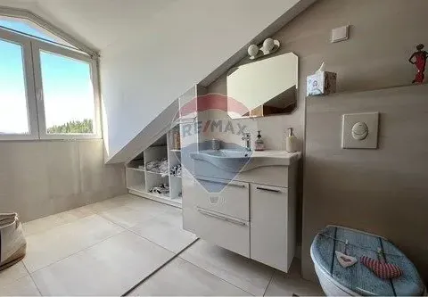 Izdavanje, četvorosoban stan, 136m², Pobrežje, Podgorica - image 19