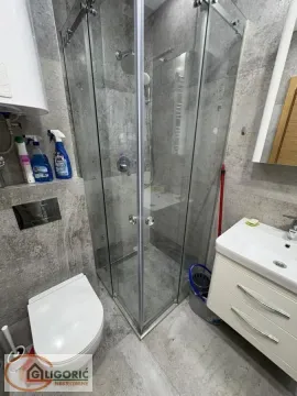 Manje kupatilo sa tuš kabinom, umivaonikom i wc šoljom. - image 12