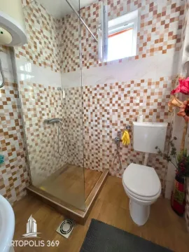 Kupatilo sa tuš kabinom i šarenim pločicama. - image 12