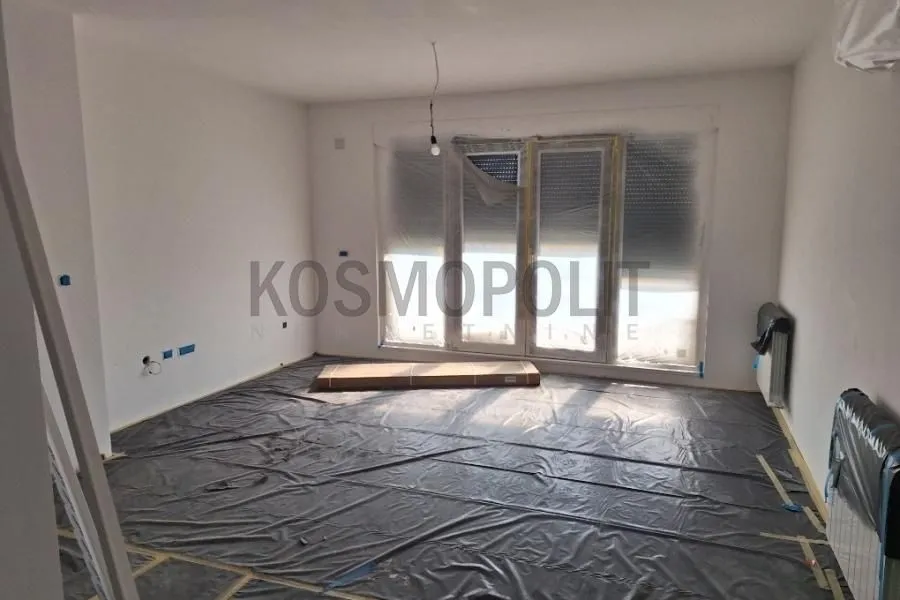 Prazna prostorija u toku renoviranja sa zaštitnom folijom na podu.