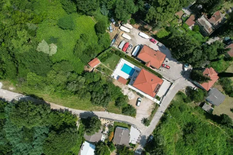 Pogled iz vazduha na imanje sa kućom, bazenom i zelenilom. - image 3