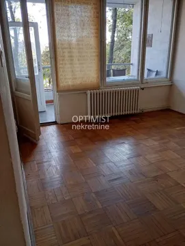 Prazna soba sa parketom i izlazom na terasu. - image 2