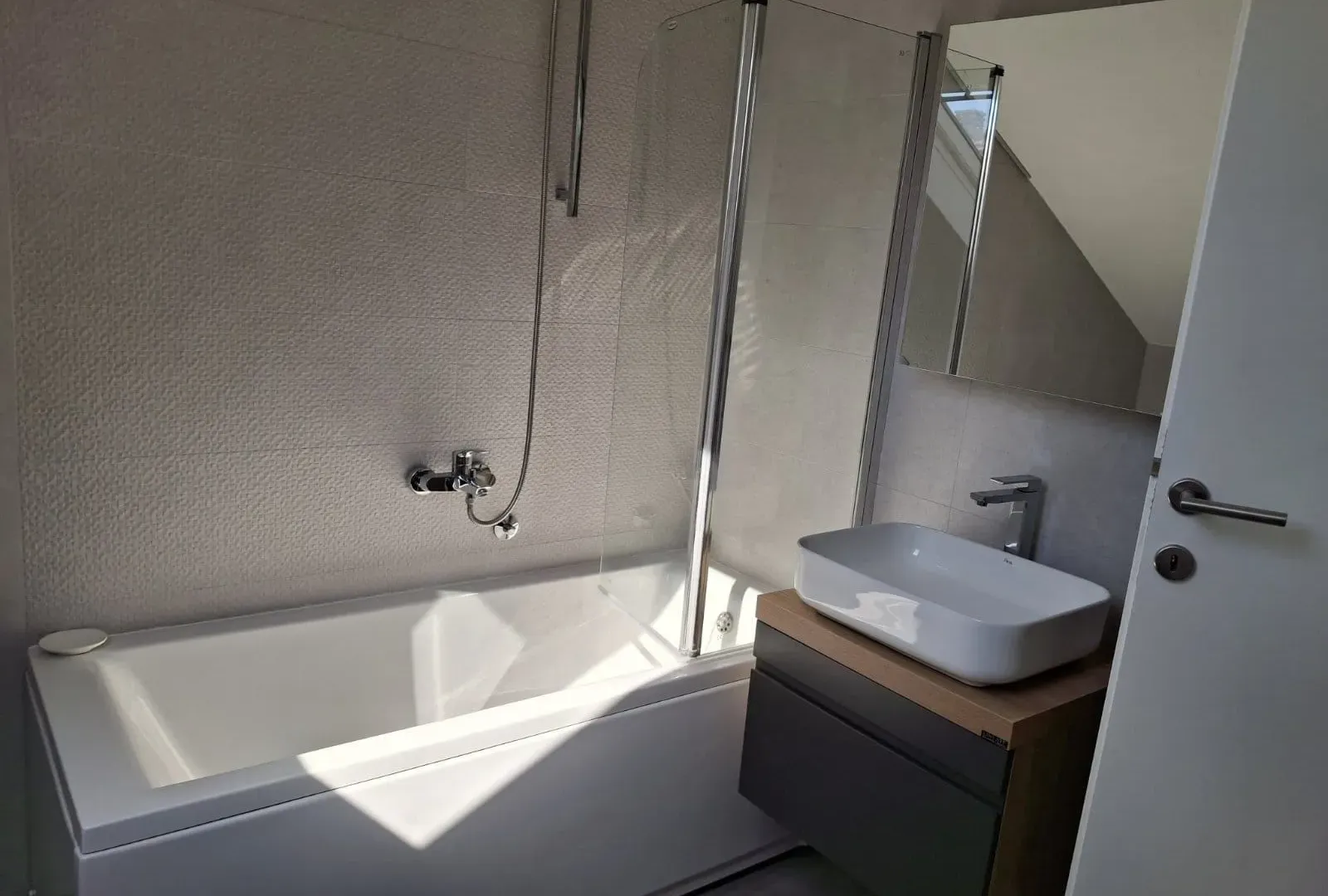 Izdavanje, dvosoban stan, 66m², Centar, Tivat