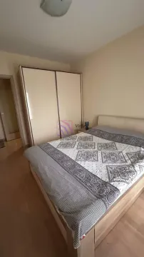 Namještena spavaća soba sa bračnim krevetom i velikim plakarom. - image 4
