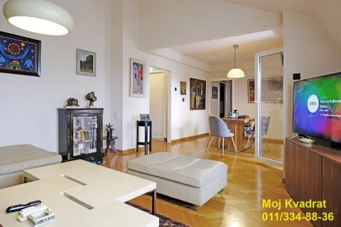 Dnevna soba sa garniturom, televizorom i pogledom na trpezariju u pozadini. - image 2