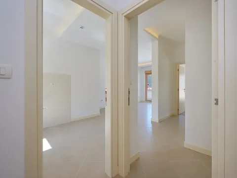 Sale, three bedroom apartment, 62m², Dobrota, Kotor - image 3