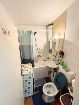 Manje kupatilo sa kadom, umivaonikom i toaletom. - image 13