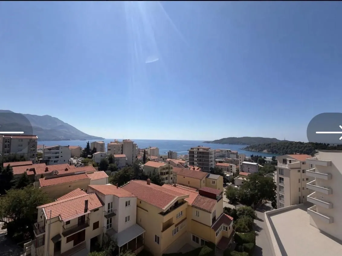 Pogled na grad i more sa terase.