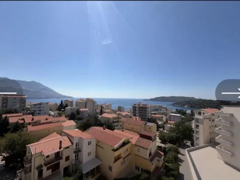 Pogled na grad i more sa terase. - image 12