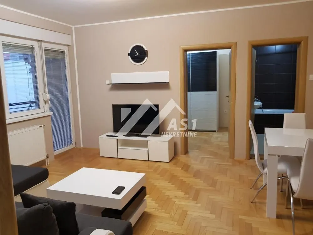 Izdavanje, dvosoban stan, 41m², Bulevar Oslobodjenja, Novi Sad Sve Podlokacije