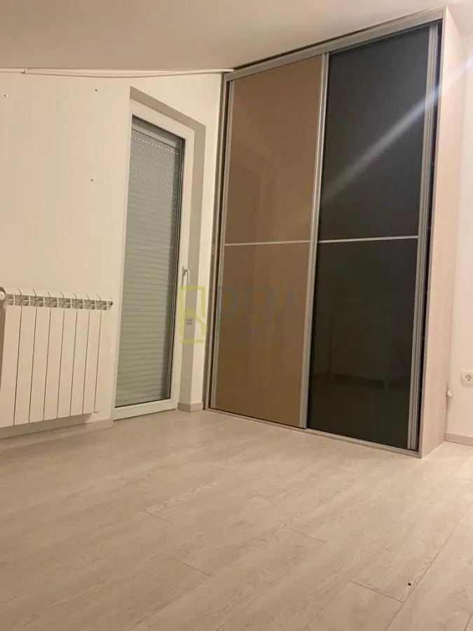 Izdavanje, trosoban stan, 125m², Vranići, Podgorica