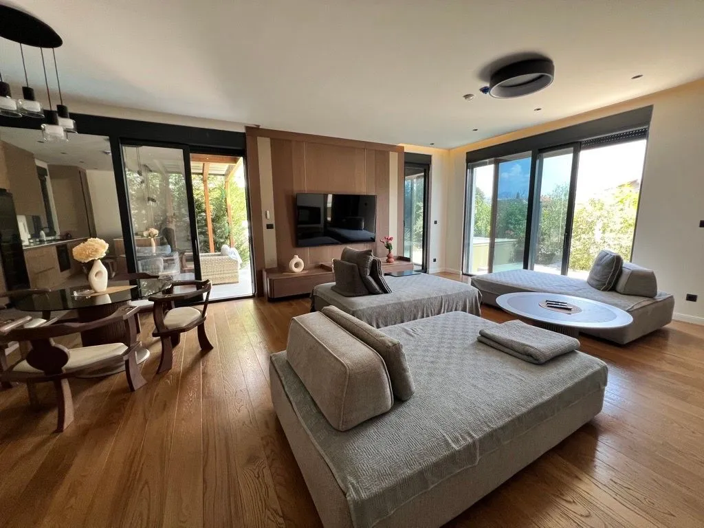 Izdavanje, kuća, 230m², Gornja Gorica, Podgorica
