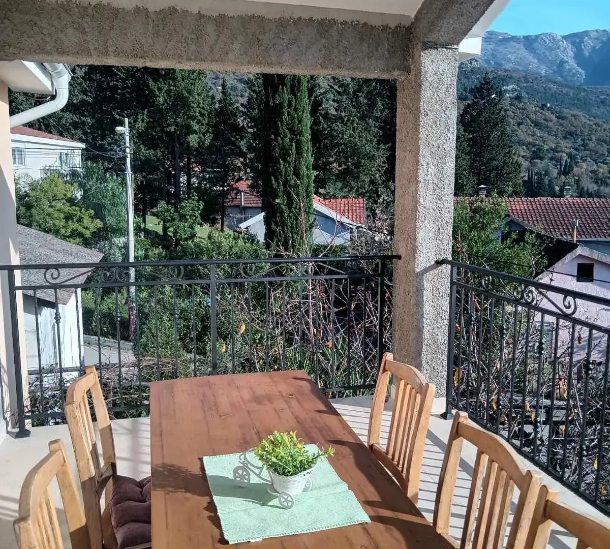 Izdavanje, trosoban stan, 80m², Gradiošnica, Tivat