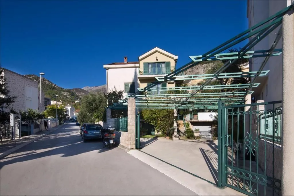 Izdavanje, dvosoban stan, 85m², Budva, Crna Gora