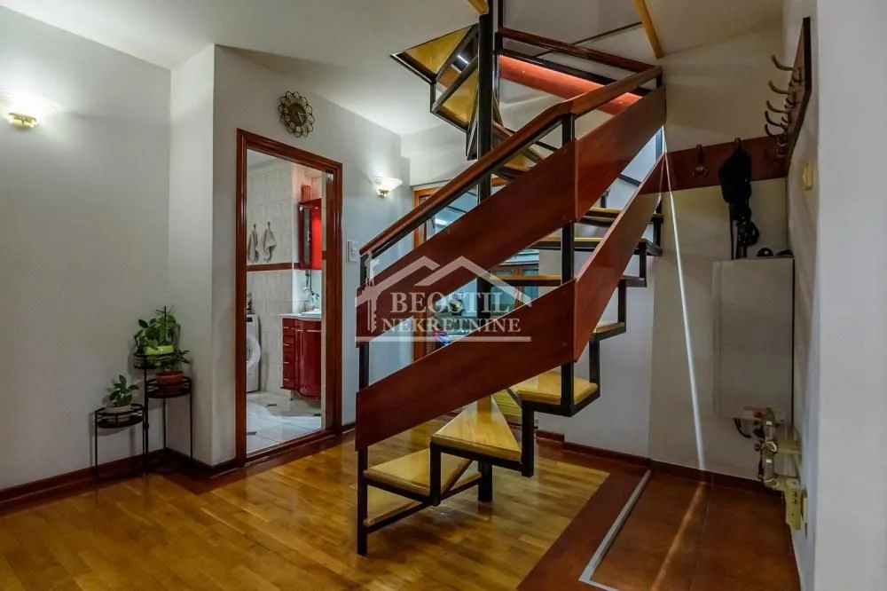 Prodaja, četvorosoban stan, 104m², Stari Grad, Beograd