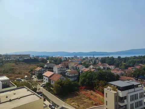 Pogled na naselje i more sa terase. - image 4