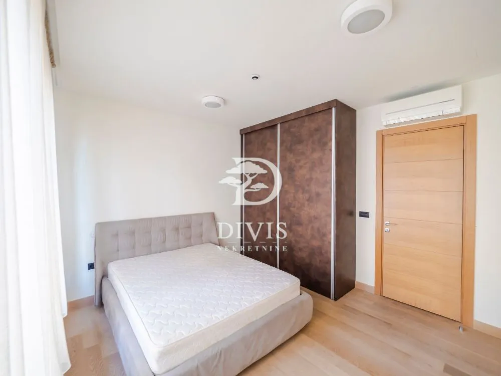 Izdavanje, četvorosoban stan, 132m², Vračar Hram, Vračar Sve Podlokacije