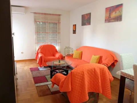 Izdavanje, jednosoban stan, 54m², Pobrežje, Podgorica - image 1