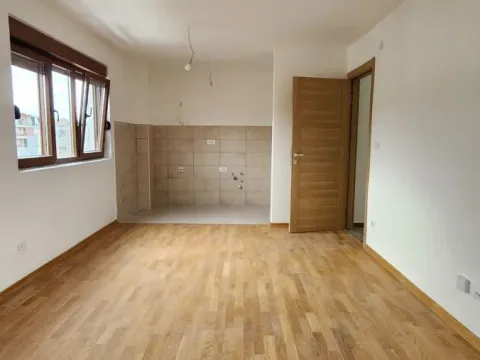 Izdavanje, dvosoban stan, 56m², Stari Aerodrom, Podgorica - image 5