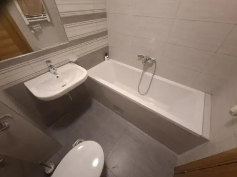 Kupatilo opremljeno kadom, umivaonikom i WC šoljom sa keramičkim pločicama. - image 10
