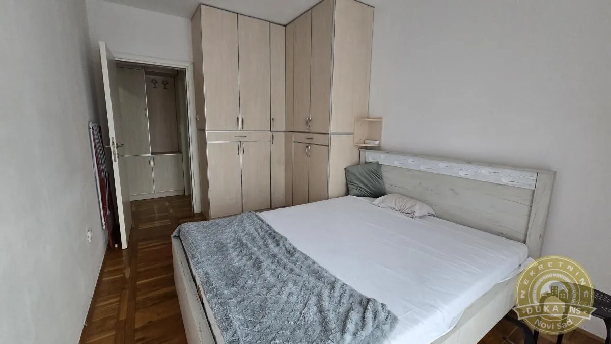 Spavaća soba sa bračnim krevetom i ugradnim ormanima.