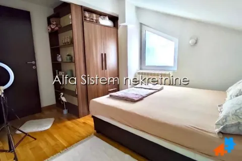 Nameštena spavaća soba sa bračnim krevetom i ugradnim ormanom pod kosim krovom. - image 13