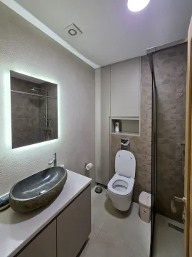 Moderne kupatilo sa umivaonikom od kamena, wc šoljom i tuš kabinom. - image 7